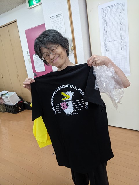 Tシャツを持って笑顔の参加者